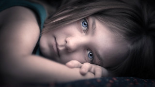 Young girl bed blue eyes - a young girl free wallpaper