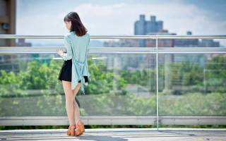 Woman cityscape balcony highheels blurry - her shoe free wallpaper
