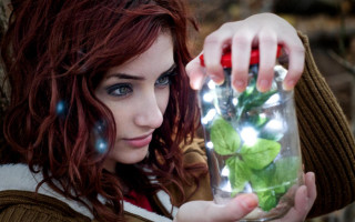 Woman plant jar light hologram - light effect free wallpaper
