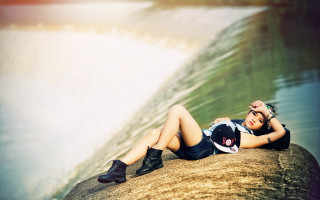 Woman rock wateroutdoors beach jewelry - chen lin free wallpaper