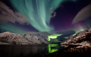 Aurora boreal over mountain lake - free winter wallpaper