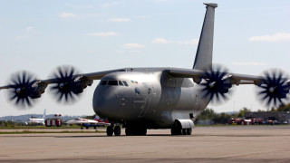 Large airplane runway propellers arabesque - wing and a propeller free wallpaper