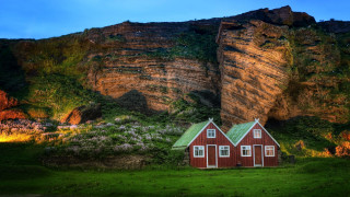 Red house green field mountain - a mountain side free wallpaper