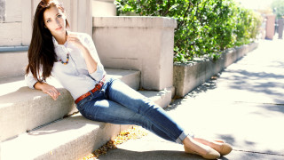 Woman sitting steps cellphone serious 2 - the step free wallpaper