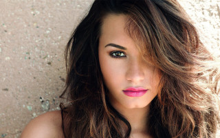 Aramenta longhair pinklipstick seductive portrait - a pink lipstick free wallpaper