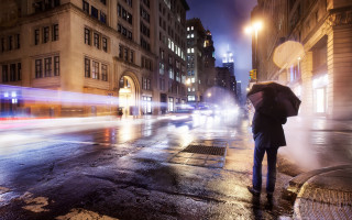 Man street umbrella rain night - ashcan school free wallpaper