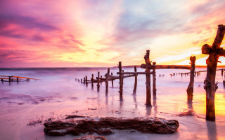 Sunset water dock boat horizon - a sunset over a body of water free wallpaper