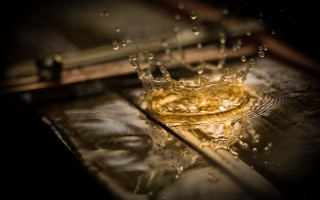 Glass crown water drops blurry - crown free wallpaper