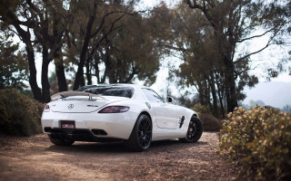 White sports car dirt road 3 - pearlescent free wallpaper