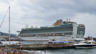 Cruise ship pier crowd tilt - a tilt shift photo free wallpaper
