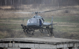 Helicopter woodland soldiers rain action - action scene free wallpaper