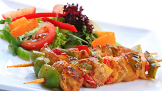 Plate salad chicken skewers dressing - food photography free wallpaper