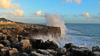 Wave crash rocks boat sailing - almada negreiro free wallpaper