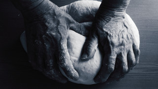 Doughnut hands wooden table blackwhite - arbeitsrat für kunst free wallpaper