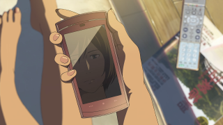 Person holding cell phone woman - screen free wallpaper