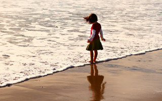 Little girl beach surfboard reflection - eric zener free wallpaper
