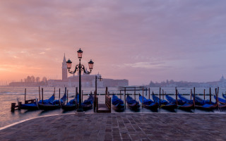 Gondolas pier sunset clocktower cityscape - a pier free wallpaper