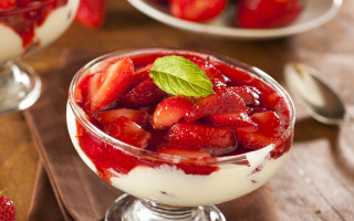 Strawberries cream dessert table spoons - berry free wallpaper for desktop