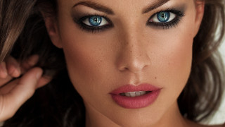 Blue eyes pink lips wind - a pink lip free wallpaper