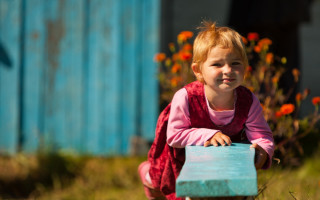 Little girl pink shirt blue - a blue building free wallpaper