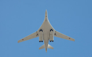 Large jetliner landing gear blue - the bottom of the plane free wallpaper