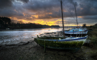 Boats beach river sunset matte - a sun setting free wallpaper