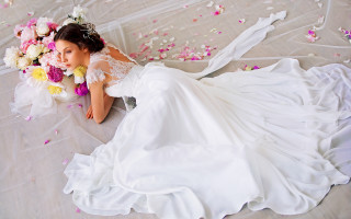 Wedding dress flower hair roses - a woman in a wedding dress free wallpaper