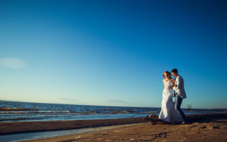 Bride groom beach ocean sky - a bride and groom free wallpaper