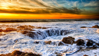 Sunset ocean waves rocks cloudy - amazing depth free wallpaper