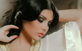 Woman gold necklace white shirt - a gold necklace free wallpaper for desktop