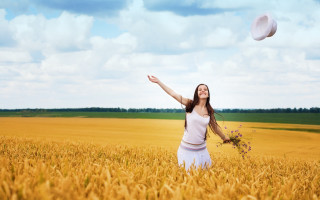 Woman field frisbee cheerful outstretched - figuration libre free wallpaper