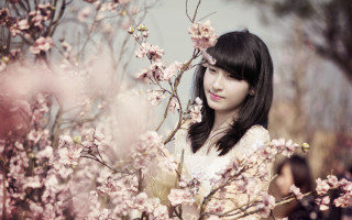 Woman flower field ponytail smile - chen jiru free wallpaper