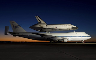 Large jetliner space shuttle runway - a space shuttle free wallpaper