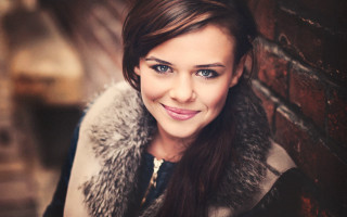 Woman smiling fur collar brick 2 - a fur collar free wallpaper