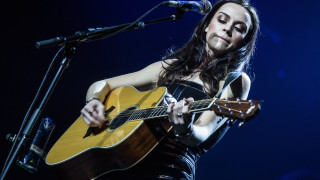 Woman guitar stage microphone bluehair - carey morris free wallpaper