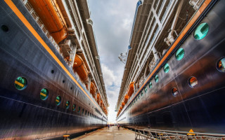 Large ships street tall buildings - symmetric free wallpaper