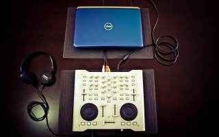 Laptop wooden table keyboard headphones - free technology wallpaper for desktop