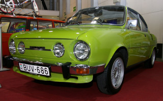 Green car showroom red carpet - a showroom free wallpaper