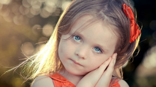 Little girl red bow blue - a red bow free wallpaper for desktop