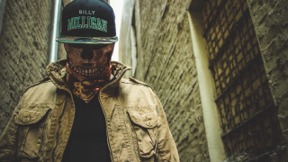 Skull facepaint baseballcap alleyway brickwall - underground comix free wallpaper