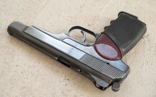 Gun reddot blackcase cobra stockphoto - a red dot free wallpaper