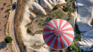 Hot air balloon field truck - a hot air balloon free wallpaper