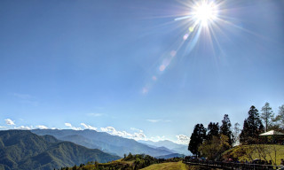 Sunny mountain lake fenced field - a grassy field free wallpaper