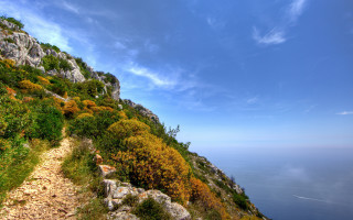 Rocky cliff trail water blue - a trail free wallpaper
