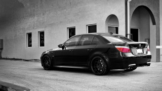 Black car building arched windows - a black car free wallpaper