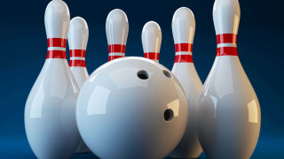 Bowling ball pins blue background - a red stripe free wallpaper for desktop