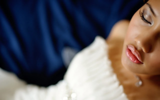 Woman closed eyes portrait male - a man in the background free wallpaper