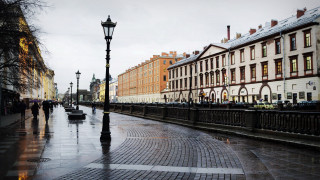 Wet street lamp post buildings - a wet street free wallpaper