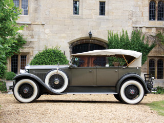 Old car large building door - a large building free wallpaper