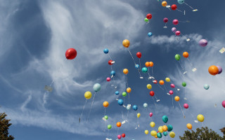 Balloons blue sky clouds christmas - kitsch movement free wallpaper